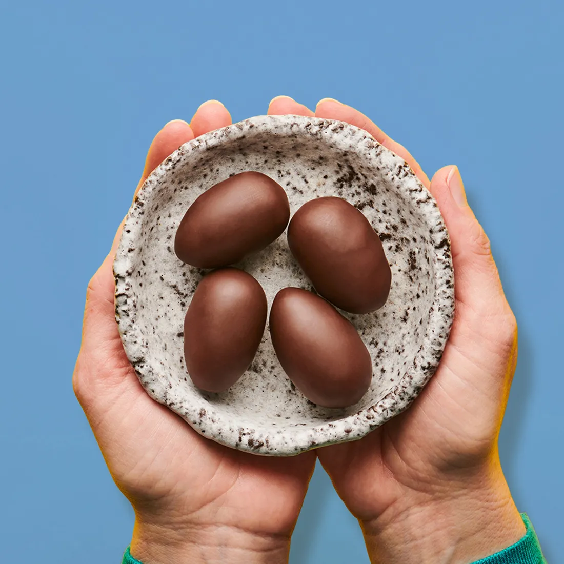 Edelmarzipan »Knack Eier« 8 St. Stimmungsbild: Edelmarzipan Knackeier werden in einer Schale von einem Menschen präsentiert